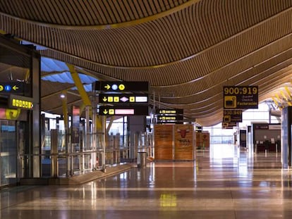 La Terminal 4 del aeropuerto de Madrid, prácticamente vacía en abril de 2020.