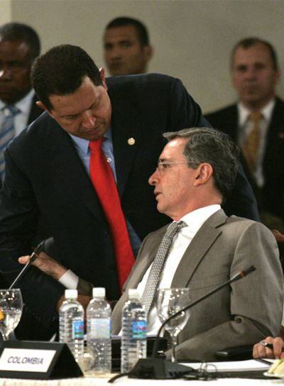 Álvaro Uribe (sentado) y Hugo Chávez, en República Dominicana el pasado marzo.