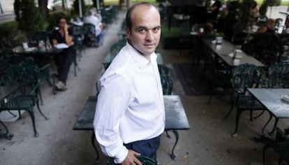 José Manuel Escamilla, dueño del Café Gijón, en la terraza del paseo.