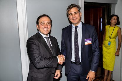 José Manuel Albares, ministro de Asuntos Exteriores, Unión Europea y Cooperación de España (izquierda), saluda a Manuel Tovar, ministro de Comercio Exterior de Costa Rica. 