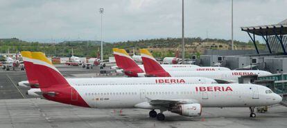 Aviones de Iberia estacionados en el aeropuerto madrileño de Barajas durante los meses del confinamiento.