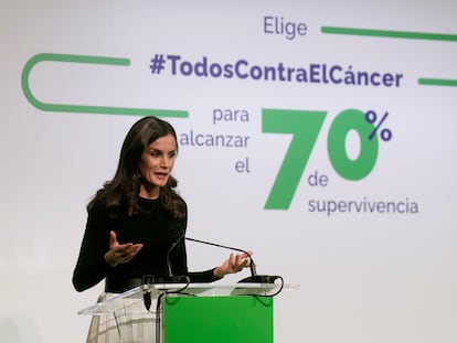 La reina Letizia da un discurso durante la presentación en Madrid de la campaña Todos contra el cáncer, promovida por la Asociación Española Contra el Cáncer (AECC).