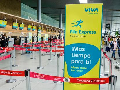 Los escritorios de atención de Viva Air en el aeropuerto El Dorado, en Bogotá.
