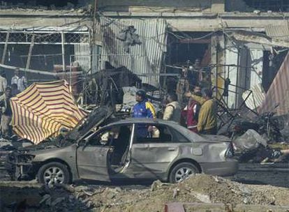 Aspecto del centro de Bagdad tras la explosión de al menos un coche bomba en un mercado.