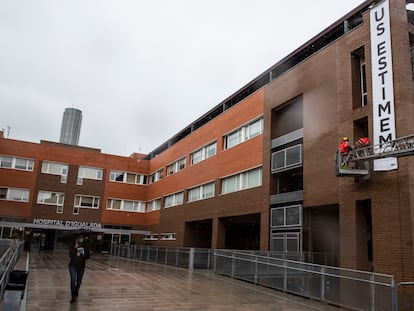 Una pancarta cuelga de la fachada del hospital de Igualada como homenaje al personal sanitario