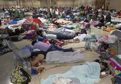 Cientos de personas se reúnen en un refugio de emergencia en Miami (Florida), el 8 de septiembre.