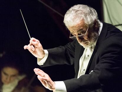Plácido Domingo, en una actuación en la Ópera de Los Ángeles en noviembre de 2017. En vídeo, el tenor dimite de su cargo.