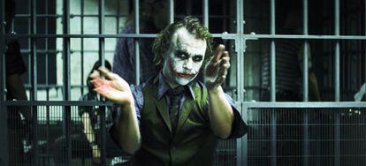 Si algo le faltaba a 'Batman Begins' era un malo de lujo. Y lo tuvo, con creces. El trágico Joker de Heath Ledger acaparó todo el protagonismo en ‘El caballero oscuro’ (2008), la segunda de Nolan, en la que el actor encarna a un malvado encorvado y ciclotímico. La repentina muerte de Ledger poco después del rodaje conmocionó al mundo del cine. Ganó el Oscar póstumamente y su Joker se convirtió en leyenda.