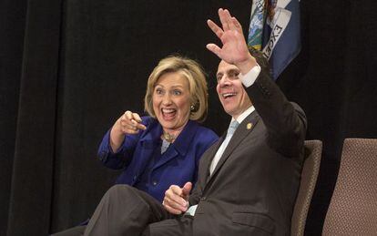 El Gobernador de Nueva York, Andrew Cuomo, con Hillary Clinton. 