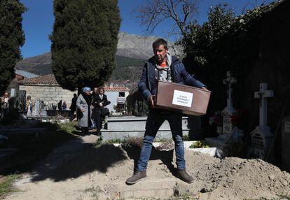 Familiares de los fusilados de Cuevas del Valle entierran en el cementerio de la localidad los restos tras ser rescatados de una fosa común e identificados con una prueba de ADN.