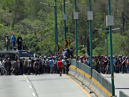 Cientos de personas bloquean una vía para exigir la liberación de dos transportistas detenidos, según la prensa local, en Chilpancingo (Guerrero).