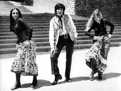 Georgie Dann, junto a dos bailarinas, en 1970.