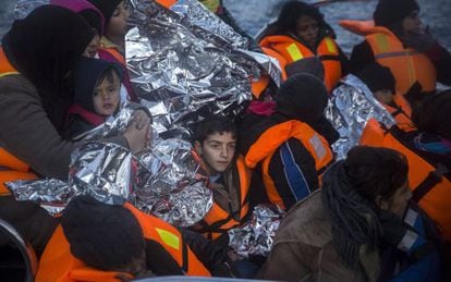 Refugiados rescatados en un barco del servicio europeo Frontex.