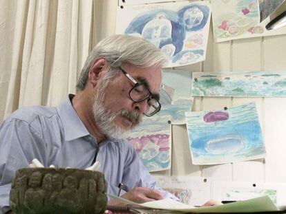 Hayao Miyazaki, en su mesa de trabajo.