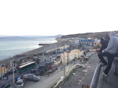 Vista de la frontera de El Tarajal la semana pasada al caer la tarde, desde el monte Chico, donde se ubica el barrio de El Pr&iacute;ncipe.