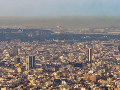 Vistas de la contaminación que afecta a la ciudad de Barcelona desde el Turó de la Rovira, en mayo.