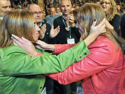 La presidenta de Andaluc&iacute;a, Susana D&iacute;az, es felicitada por Carme Chac&oacute;n, exministra de Defensa.
