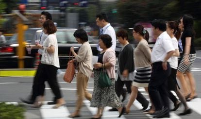 Unos peatones cruzan una calle de la zona de Kasumigaseki, en Tokio, el pasado jueves.  