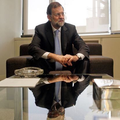 Mariano Rajoy, en la sede del PP, durante su reunión con el comisario de la UE Antonio Tajani.
