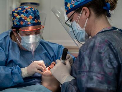 Dos dentistas en una clínica de Madrid, en junio de 2020.