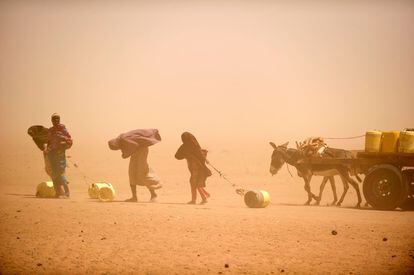 Mujeres y niñas buscaban agua en Wajir, Kenia, durante una tormenta de arena. El este de África sufre la peor sequía de los últimos 20 años.