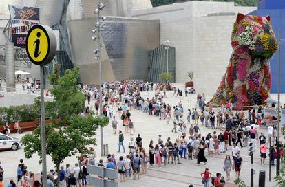 Colas de turistas en el Guggenheim, Bilbao