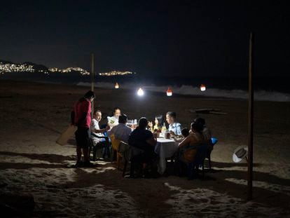 Una familia de Ecatepec cena en Nochebuena, atendida por integrantes de la familia Abraham Rivera en San Nicolás de las Playas (Estado de Guerrero).