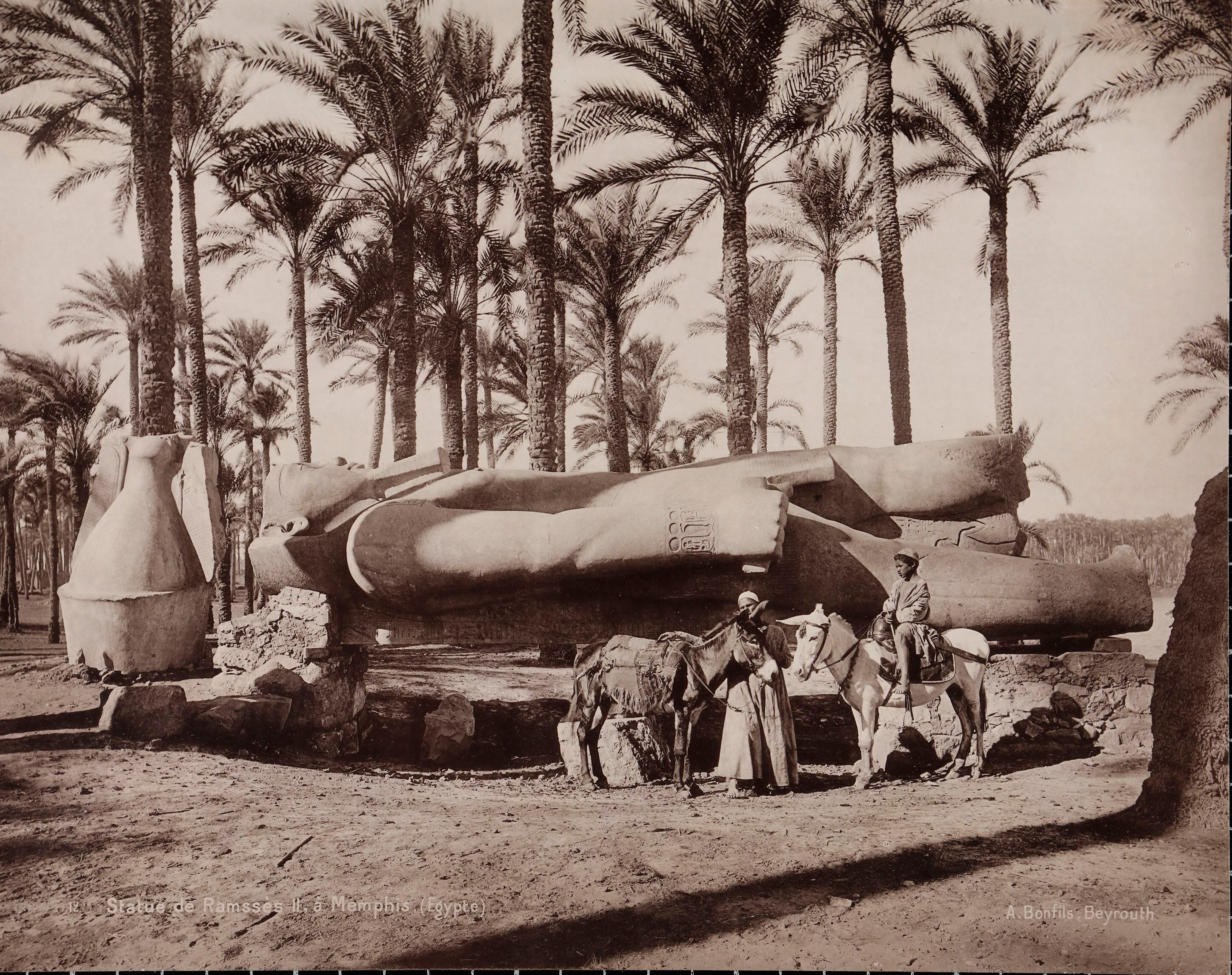 Imagen de la estatua del faraón Ramsés II en Menfis (Egipto), tomada hacia 1870 por Félix Bonfils, fotógrafo francés asentado en Beirut.