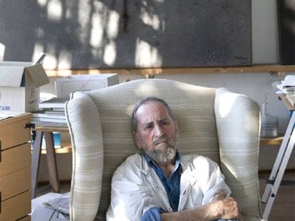 Leopoldo Nóvoa, en el sillón desde el que pinta, en su casa de Armenteira (Meis).