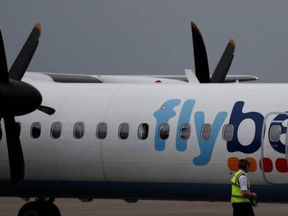 Avión de Flybe en el aeropuerto John Lennon de Liverpool.