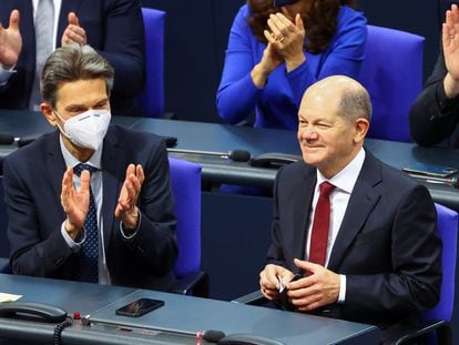 Olaf Scholz (derecha) recibe el aplauso de los diputados durante la sesión de investidura en el Bundestag, este miércoles en Berlín.