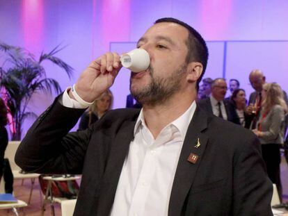 Salvini toma café antes de iniciarse una conferencia europea sobre inmigración.