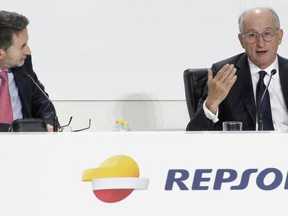 El presidente de Repsol, Antonio Brufau (d) y el consejero delegado Josu Jon Imaz, durante la junta de accionistas de la compa&ntilde;&iacute;a.