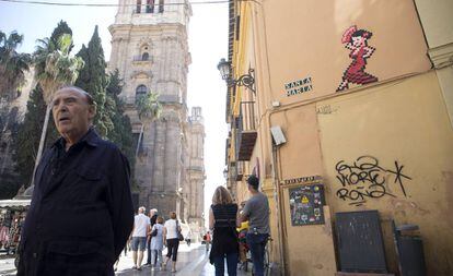 Mosaico que el artista Invader colocó en la fachada del Palacio Episcopal de Málaga, edificio catalogado como Bien de Interes Cultural (BIC). 