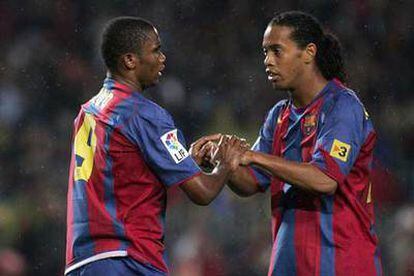 Eto&#39;o y Ronaldinho se saludan antes de un partido.