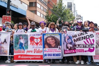 Familiares y amigos de María Belén Bernal sostienen su foto durante la Movilización nacional en contra de los feminicidios en Quito.