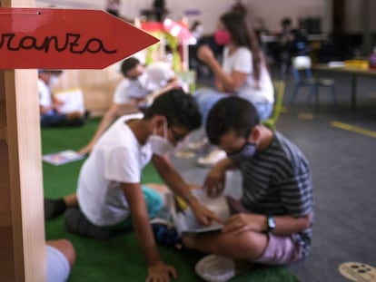 Alumnos del colegio público La Laguna en el nuevo emplazamiento en un centro sociocultural de Los Llanos de Aridane.