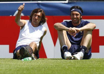 Pirlo (I) y Buffon durante una concentración con Italia