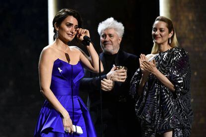Una emocionada Penélope Cruz agradece el César de Honor en presencia de Pedro Almodóvar y Marion Cotillard.
