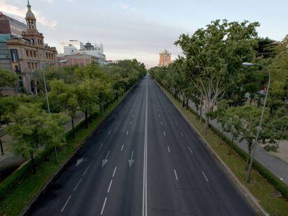 El Paseo de la Castellana, desierto, visto desde el puente de Eduardo Dato , Madrid