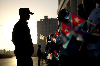 Silueta de un soldado junto a miles de personas que esperan al paso de la caravana con las cenizas de Fidel Castro, en La Habana (Cuba).