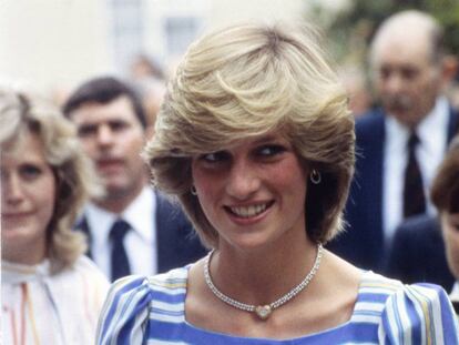 Diana de Gales, el 6 de julio de 1983 en una visita a una escuela de ballet en Camberley, Surrey, Reino Unido.