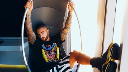 Maluma, con uno de los modelos de su colección "Maluma X Balmain" inspirada en el Miami de la década de los noventa.