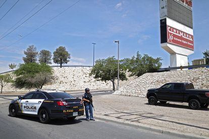 La policía controla los diferentes accesos al centro comercia Cielo Vista, uno de los más grandes de la zona, donde se ha producido el tiroteo.