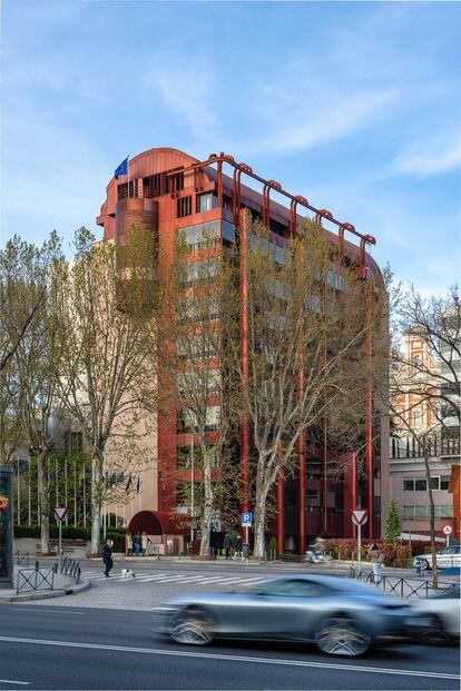 Edificio Bankunión en el Paseo de la Castellana reconocible por su fachada rojiza que cambia con la luz solar. 
