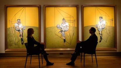 Visitantes observan los 'Tres estudios de Lucian Freud' en Chirstie's,