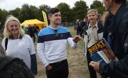 Martin Sellner (en el centro), líder de Movimiento Identitario, en el encuentro Europa Nostra en Dresde (Alemania) en agosto de 2018.