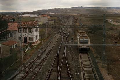 21 01 2022. La reivindicación de abrir la vía ferroviaria directa entre Burgos y Madrid aspira a aumentar el peso comercial e industrial de la provincia.  Nacho Izquierdo