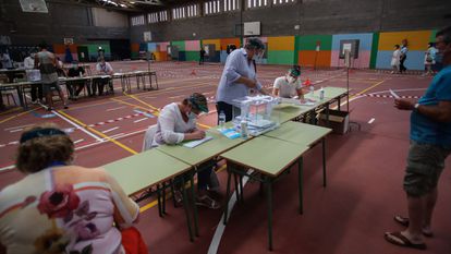 Votantes en el pabellón Vista Alegre de Burela (Lugo), este domingo con motivo de las elecciones autonómicas.