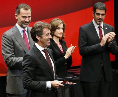 El rejoneador Pablo Hermoso de Mendoza (en primer término), tras recibir su medalla.